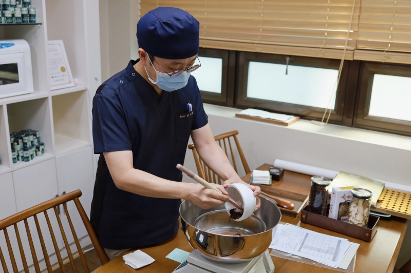 공진단 조제 과정을 눈으로 직접 조제 과정을 보니 안심이 됩니다. 