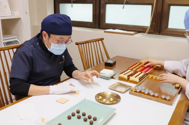 소중한 사람들과 나눌 사향 공진단 참관하기