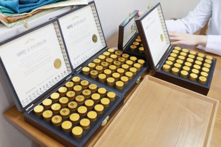 감사한 분들께 선물하기 위해 귀한 공진단을 처방 받으러 오셨어요